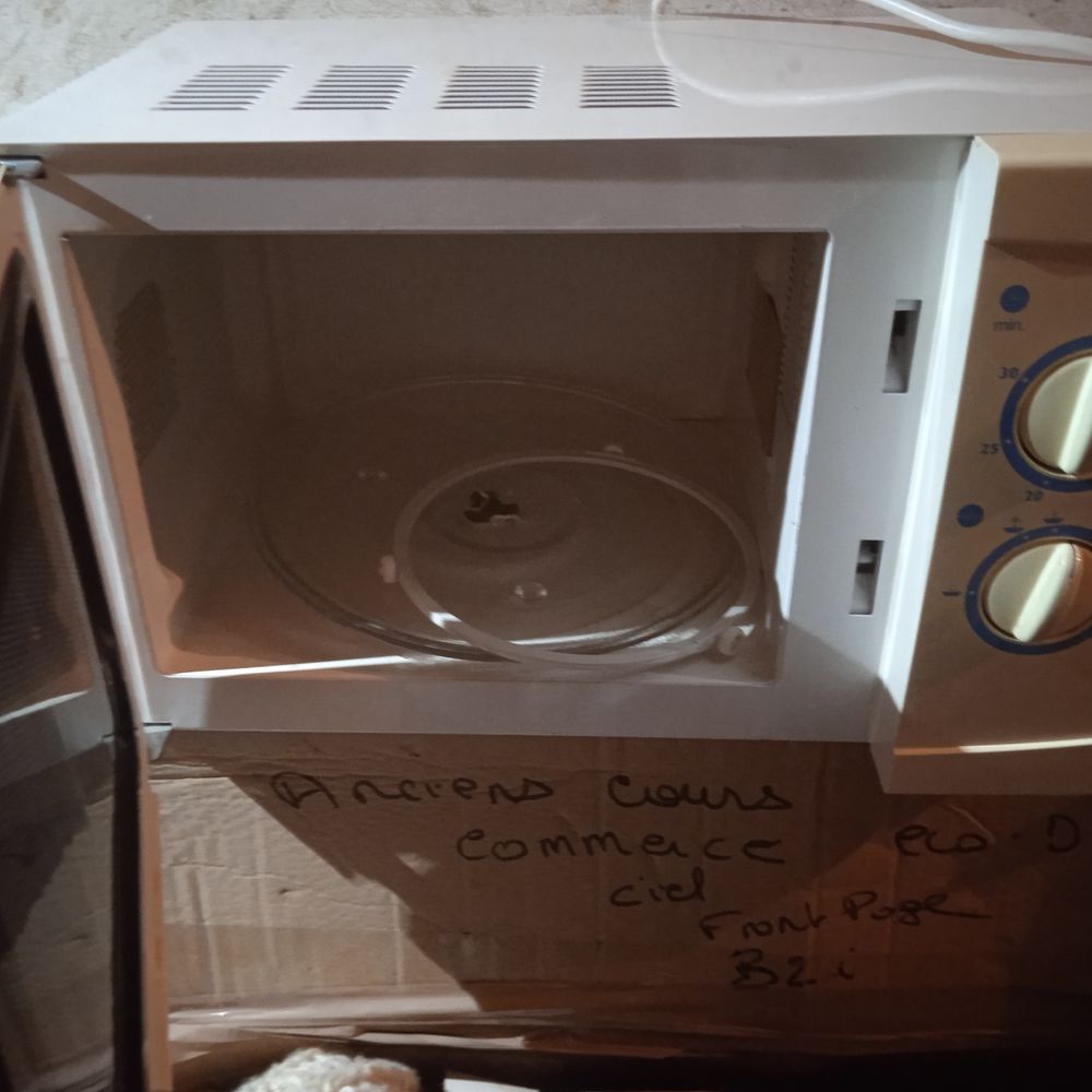 micro onde bluesky 1300w tr&egrave;s bon &eacute;tat Electroménager