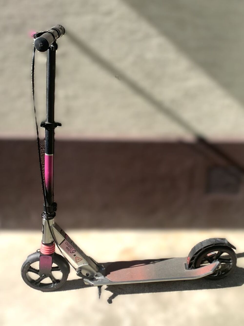 Trottinette Oxelo MID9 rose pliable avec b&eacute;quille + casque - Sports
