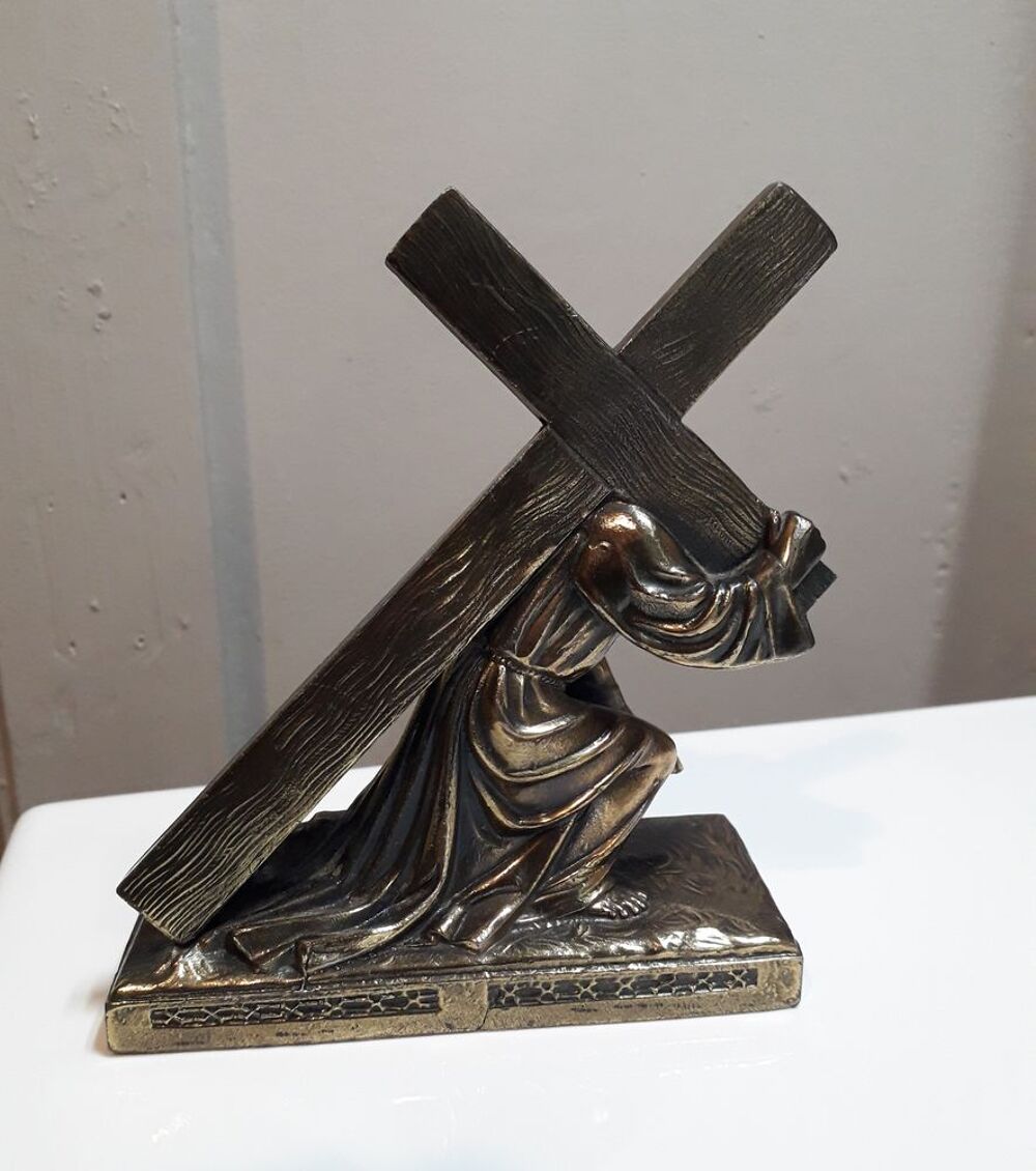 Statue de J&eacute;sus portant sa croix 
