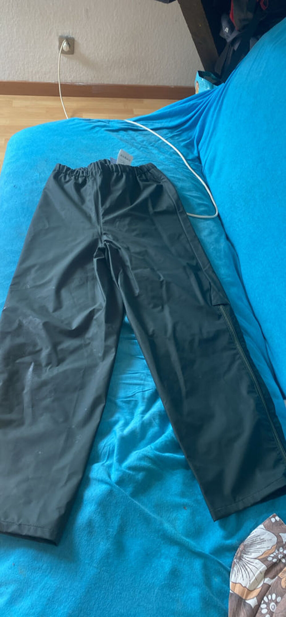 Habits de pluie neuf l&agrave; veste L pantalon S neuf jamais port&eacute; Vêtements