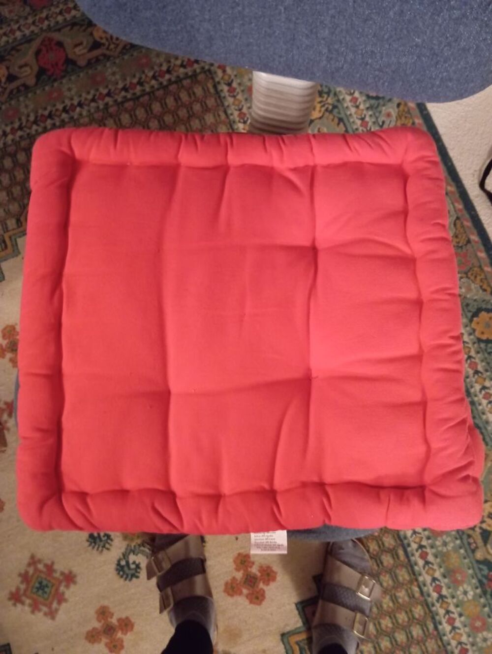 2 galettes : une rouge et une beige
Décoration