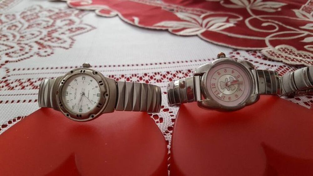 Trois montres bracelet extensibles N&deg;1169 Bijoux et montres