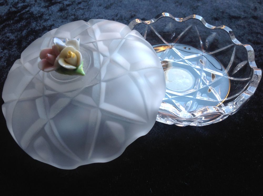 BONBONNI&Egrave;RE ANCIENNE EN CRISTAL TRANSPARENTE ET SATIN&Eacute;E Envo Décoration