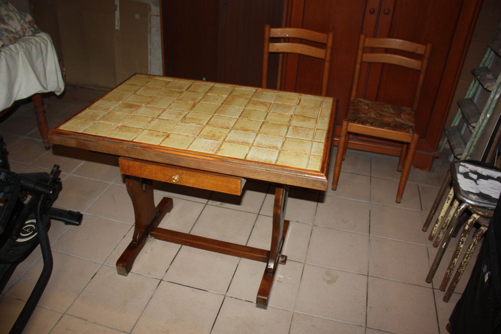 Table de cuisine + 4 chaises Meubles