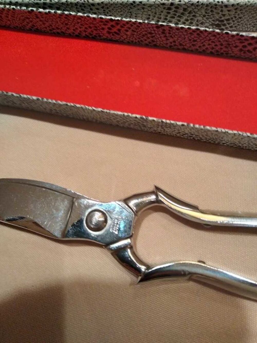 CISEAUX &agrave; € DECOUPER LA VOLAILLE MARQUE " NOGENT "EN NACRE, JAMAIS UTILISE AVEC SA BO&Icirc;TE D'ORIGINE : ANNEES 1970's EN PARFAIT ETAT Electroménager