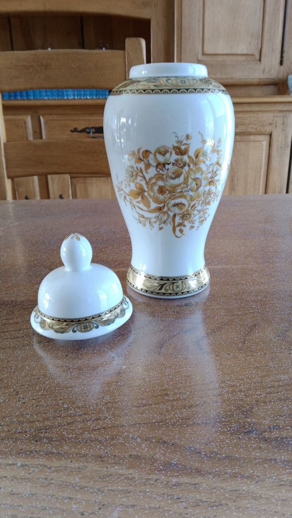 Vase avec couvercle en fa&iuml;ence Décoration
