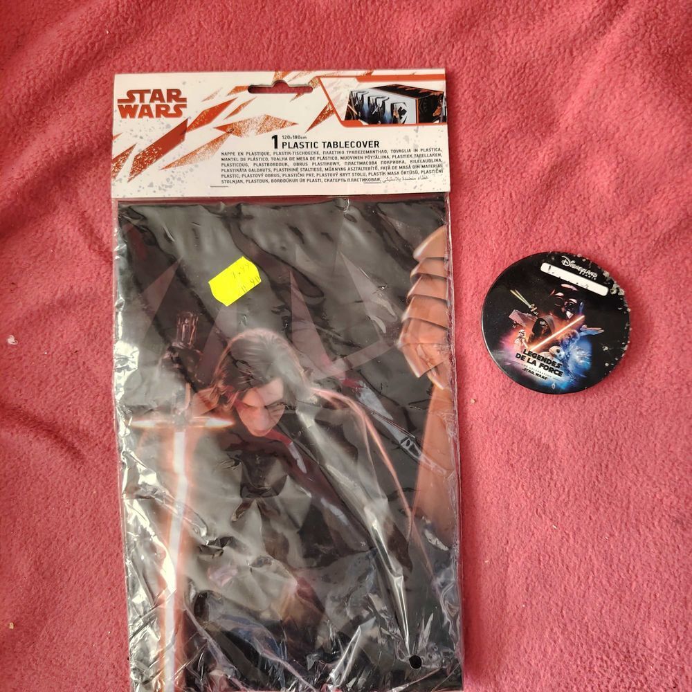 nappe en plastique Star Wars et pin's Décoration