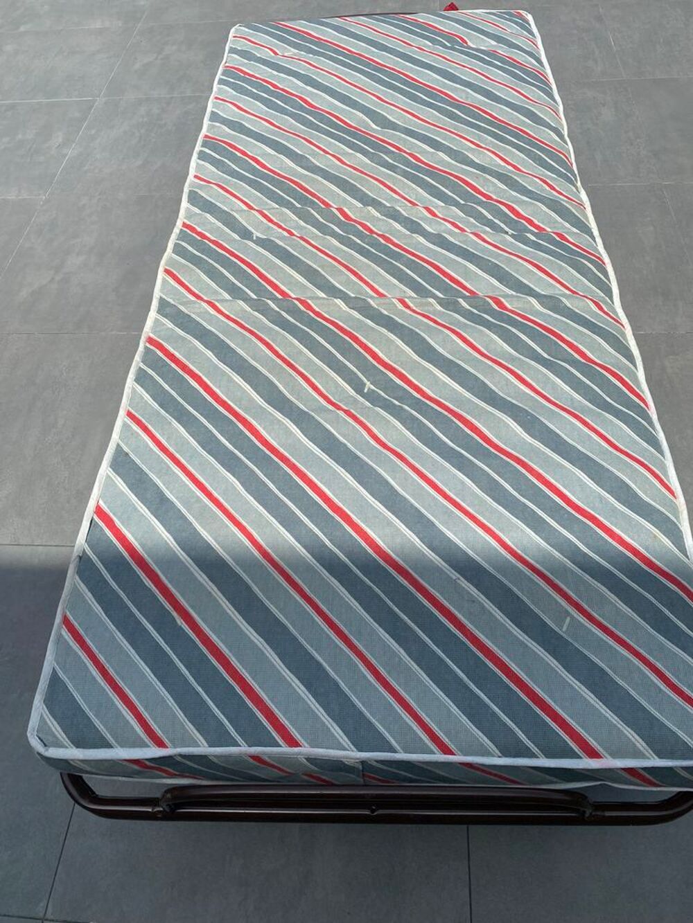 lit pliant &agrave; roulettes avec matelas Meubles