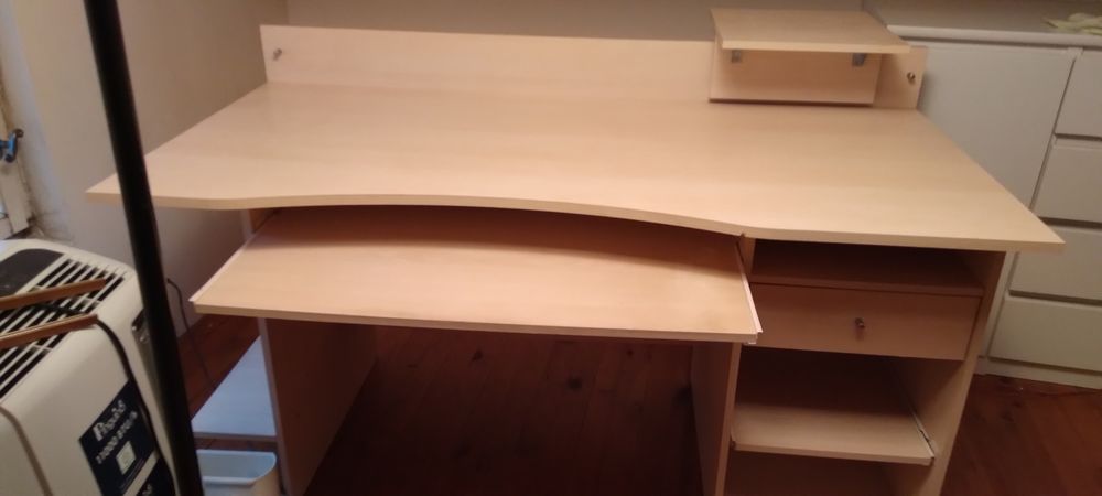Bureau en bois clair avec rangements 
