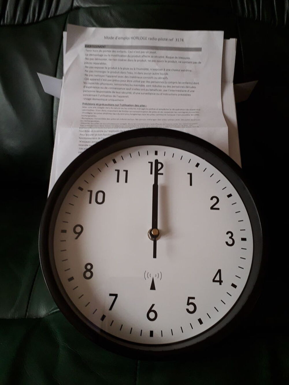 HORLOGE AUTONOME SE MET A L' HEURE TOUTE SEULE RADIOPILOTEE. Décoration