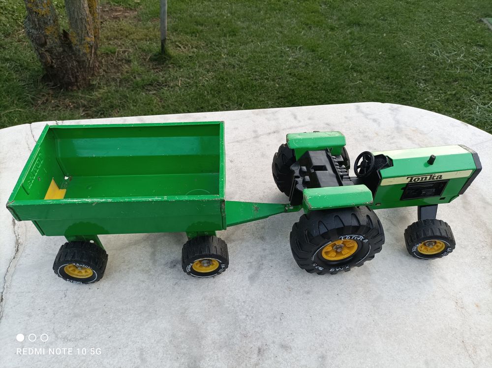 Jouet ancien, tracteur et sa remorque
Décoration