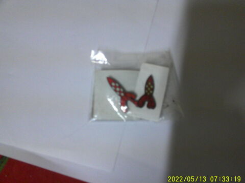 ( 2 )  PIN'S  DIFFERANT  de  LA  FUSEE    TINTIN   15 Nontron (24)