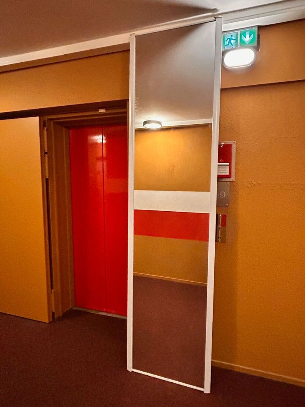 Tr&egrave;s grand miroir mural de 2,46 m&egrave;tres Décoration