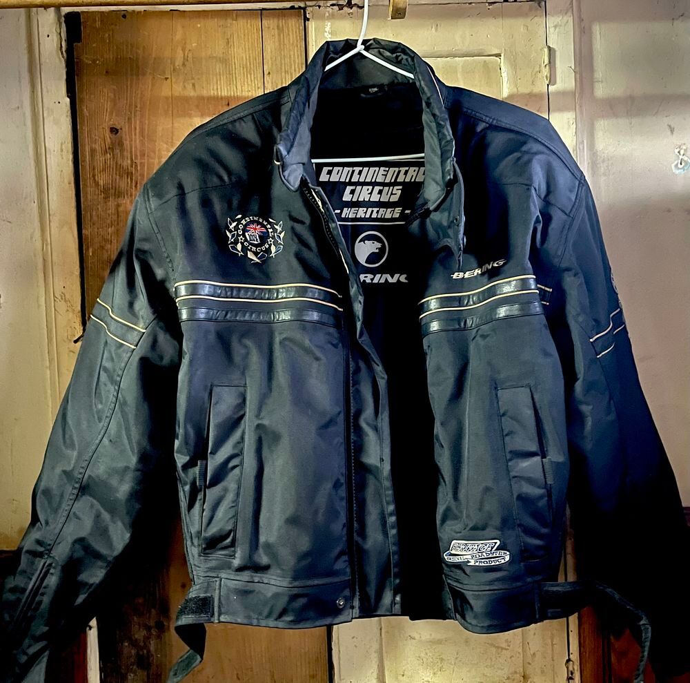 1 blouson de moto femme. Vêtements