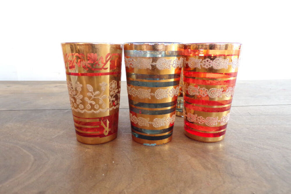 Verre &agrave; th&eacute; vintage couleur or rouge et bleu motif fleur Décoration