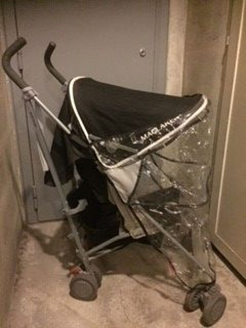 POUSSETTE MACLAREN ET CAPE DE PLUIE Puériculture