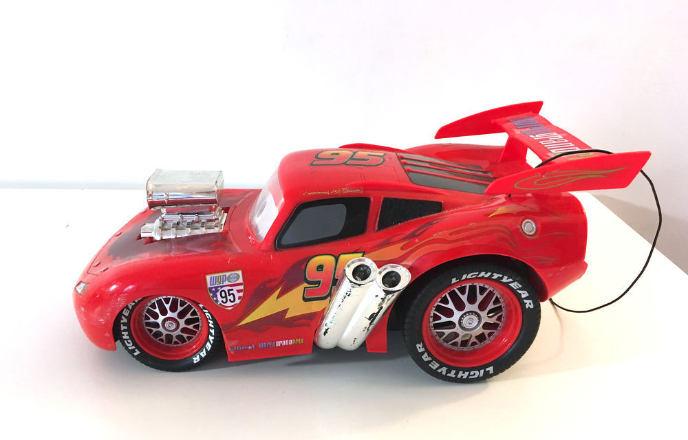 CARS - Rc Rouge Flash McQueen - Voiture Radiocommand&eacute;e Jeux / jouets