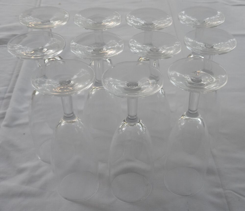 11 flutes &agrave; champagne en verre en bon &eacute;tat 
Hauteur 17 cm Cuisine