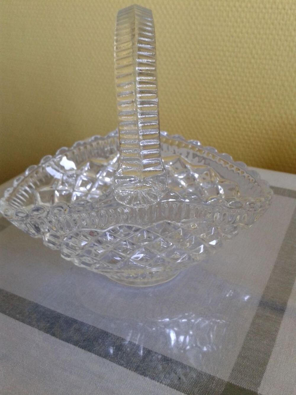 petit panier ancien en verre moul&eacute; Décoration