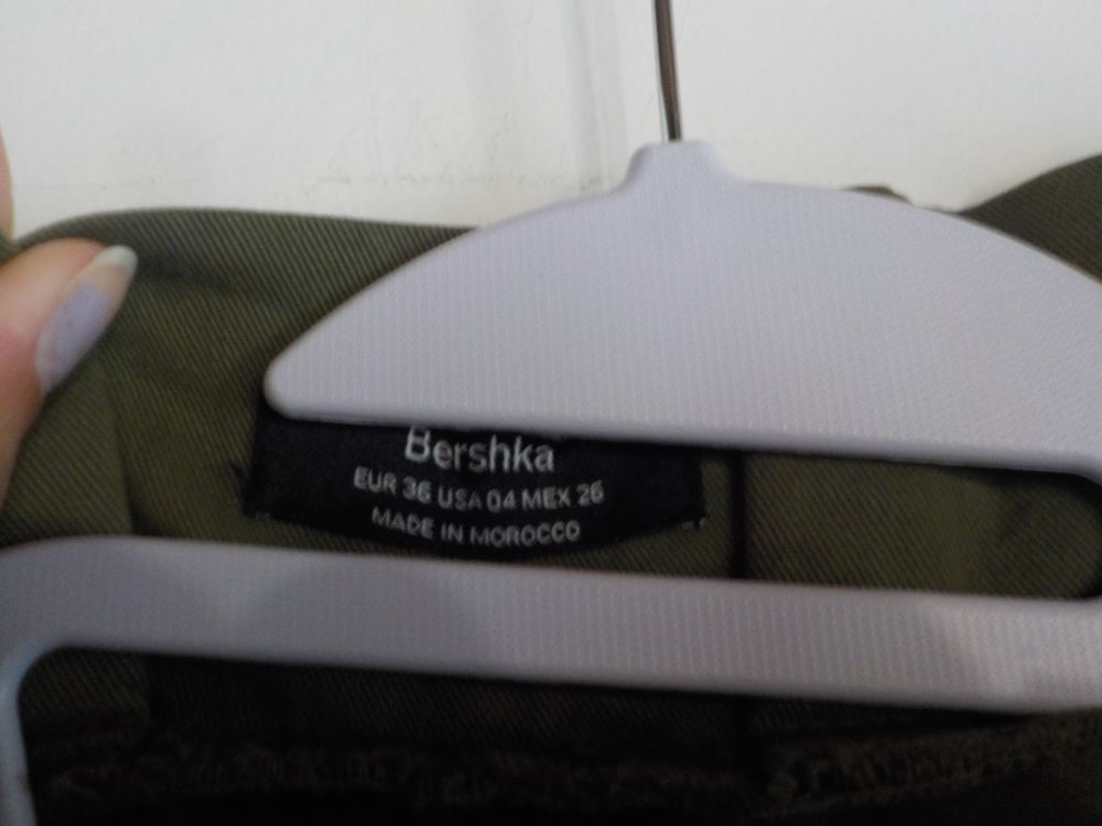 PANTALON VERT KAKI BERSHKA TAILLE 36 Vtements