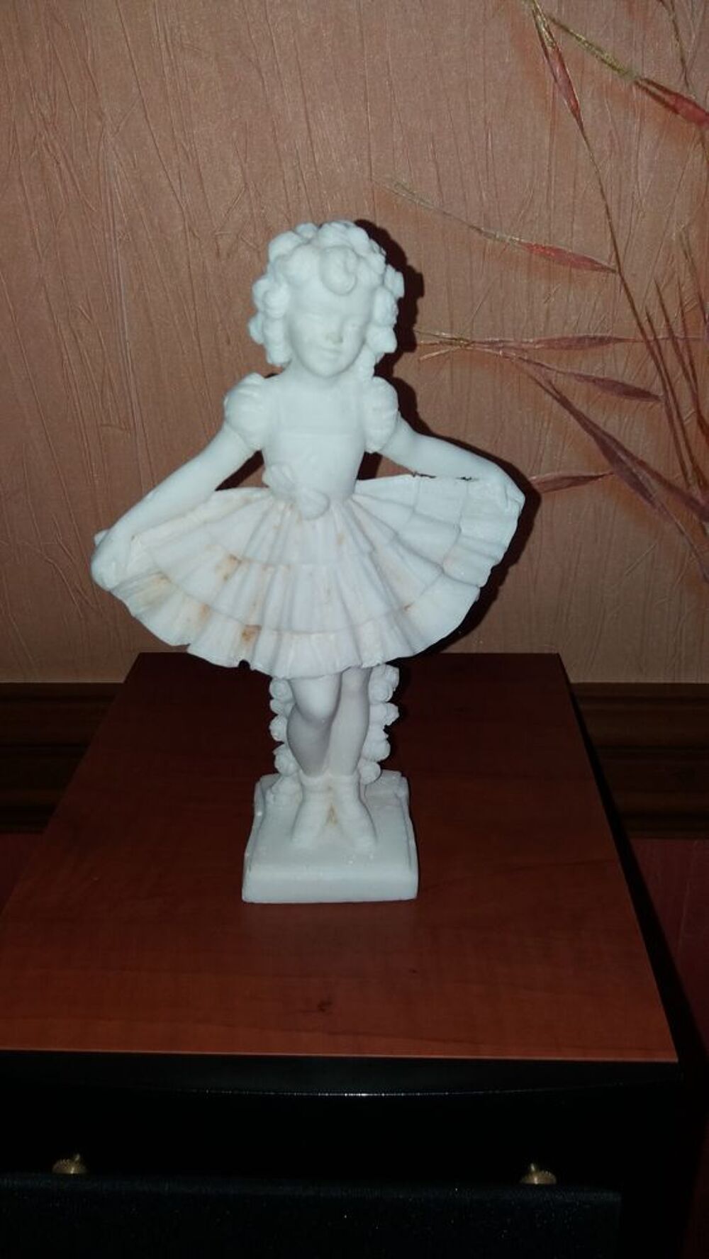 Statuette danseuse en albatre sign&eacute;e 