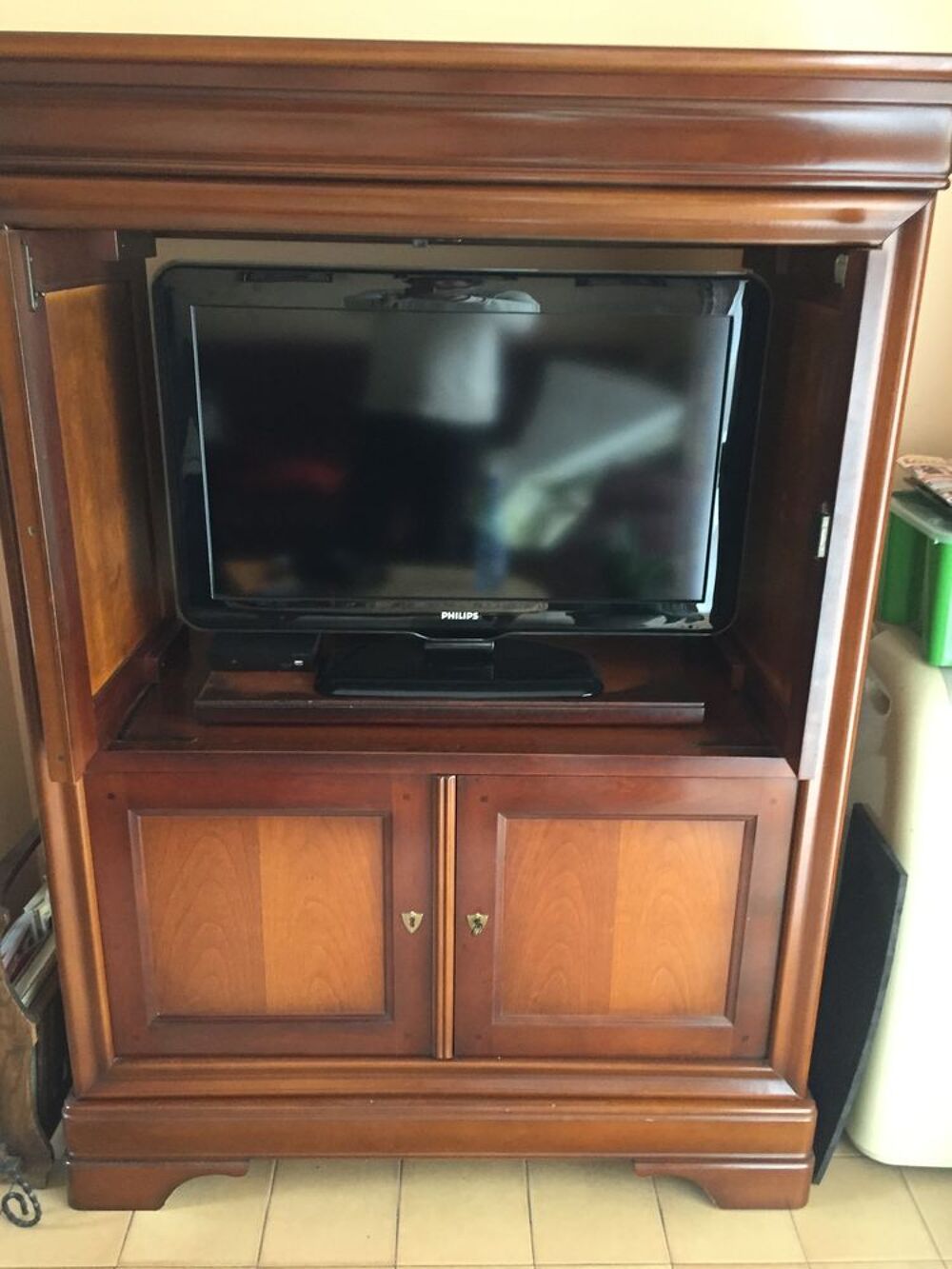 Meuble de t&eacute;l&eacute;, avec tableau tournant, et portes rabattantes Meubles