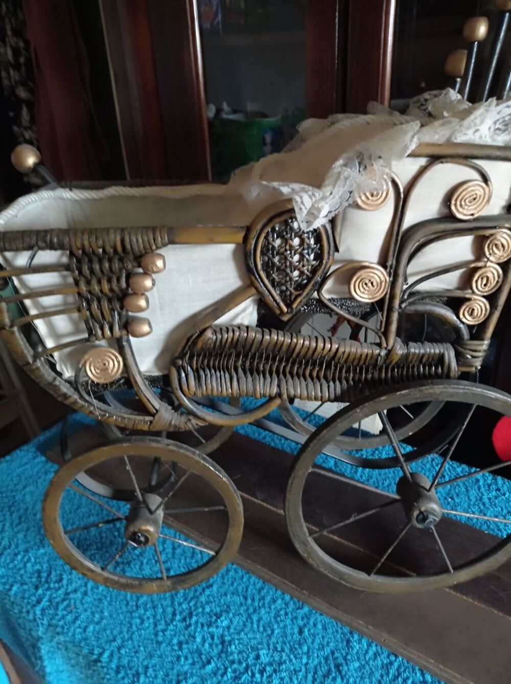 Poussette d&eacute;corative vintage en bois avec capote en dentelle 