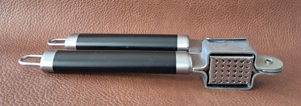 presse ail en m&eacute;tal inox avec grille amovible 
Cuisine
