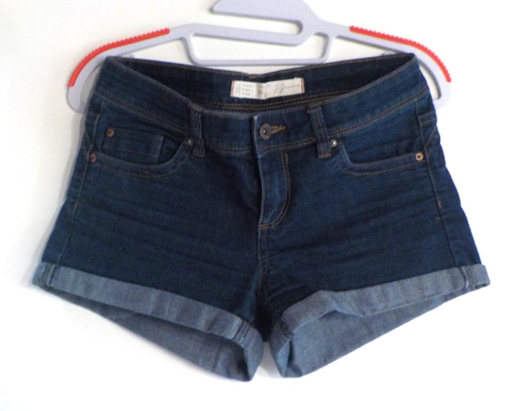 SHORT EN JEAN JENNYFER TAILLE 36 Vêtements