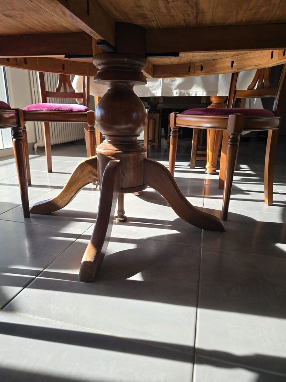 Table en bois avec chaises Meubles