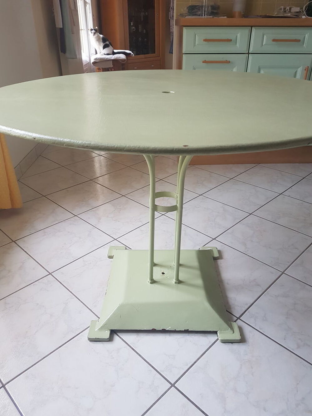 Ancienne table de bistrot ronde en fer 