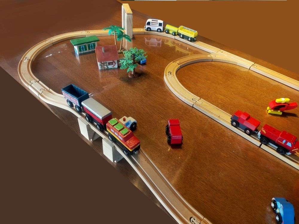 grand circuit en BOIS 62 pi&egrave;ces
Jeux / jouets