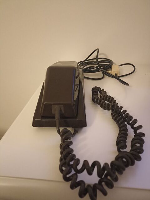 T�l�phone filaire marron 10 Saint-Ch�ron (91)