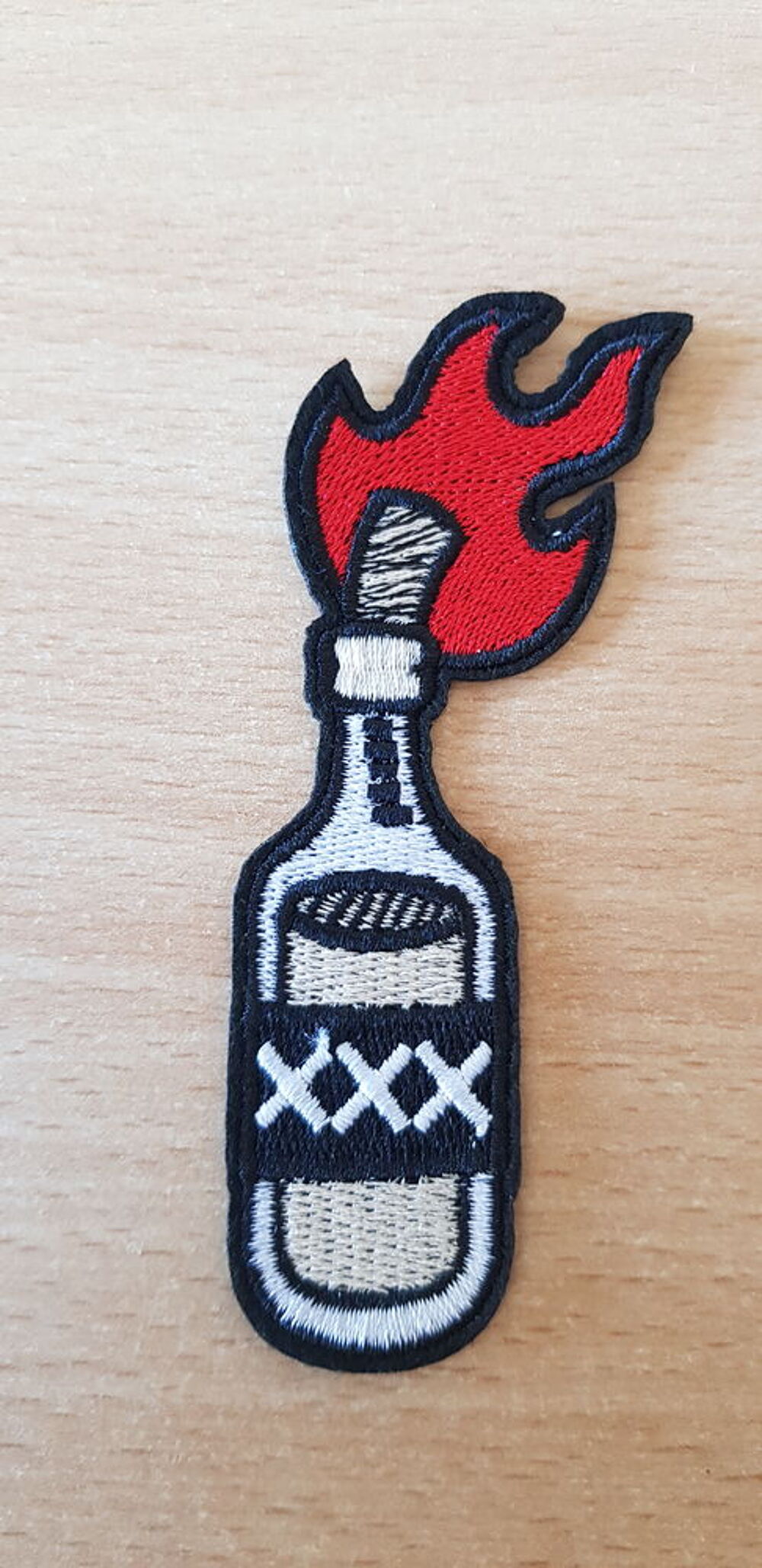 &eacute;cusson brod&eacute; 
bouteille 
cocktail molotov 
10x3 cm
