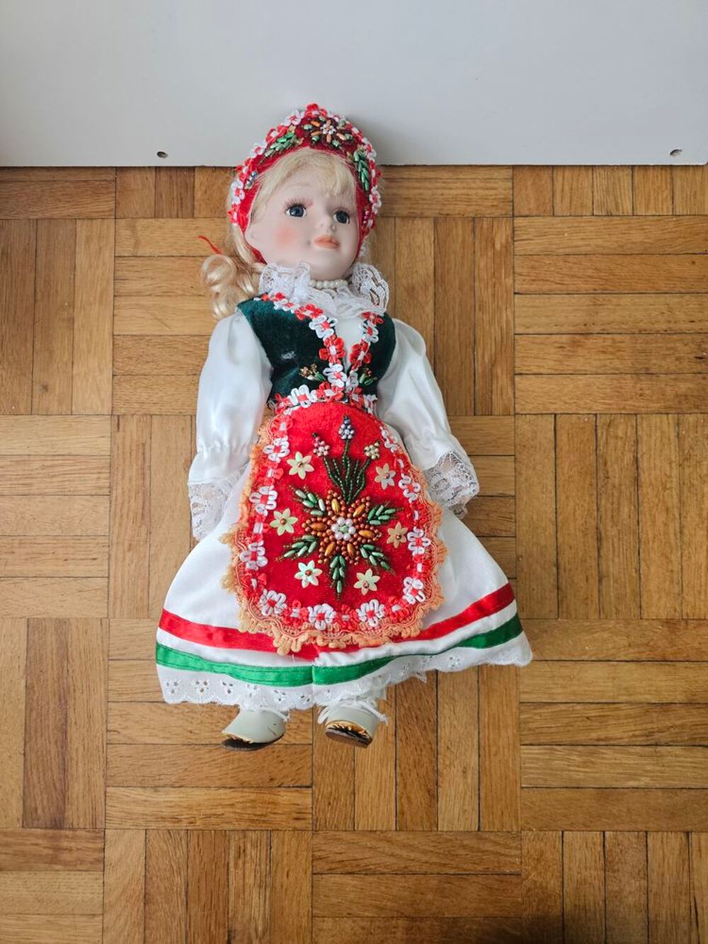 Poup&eacute;e en porcelaine Hongrie 
