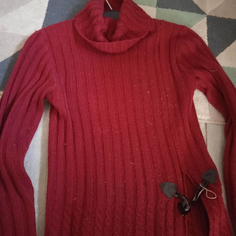 Pull rouge acrylique col roul&eacute; T 40 attache sur l'avant Vêtements