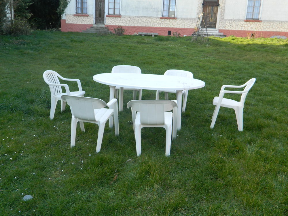 UN SALON DE JARDIN OVAL EN P.V.C. Meubles