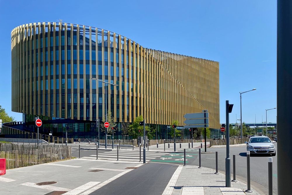   De magnifiques bureaux sur mesure pour 3personnes  Spaces Shake Building Lille