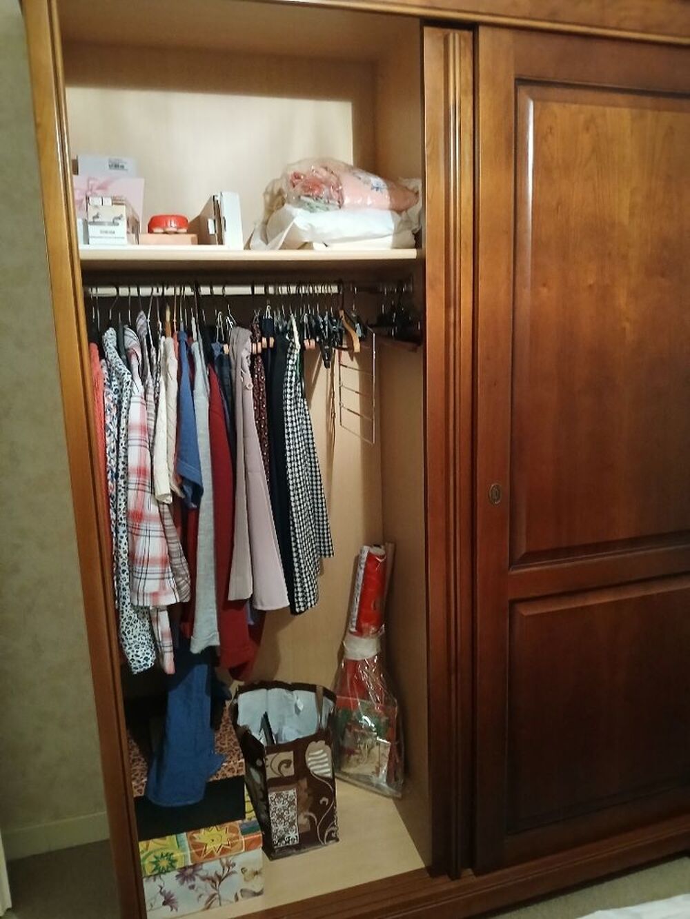 Belle Armoire en Merisier avec 2 portes coulissantes Meubles