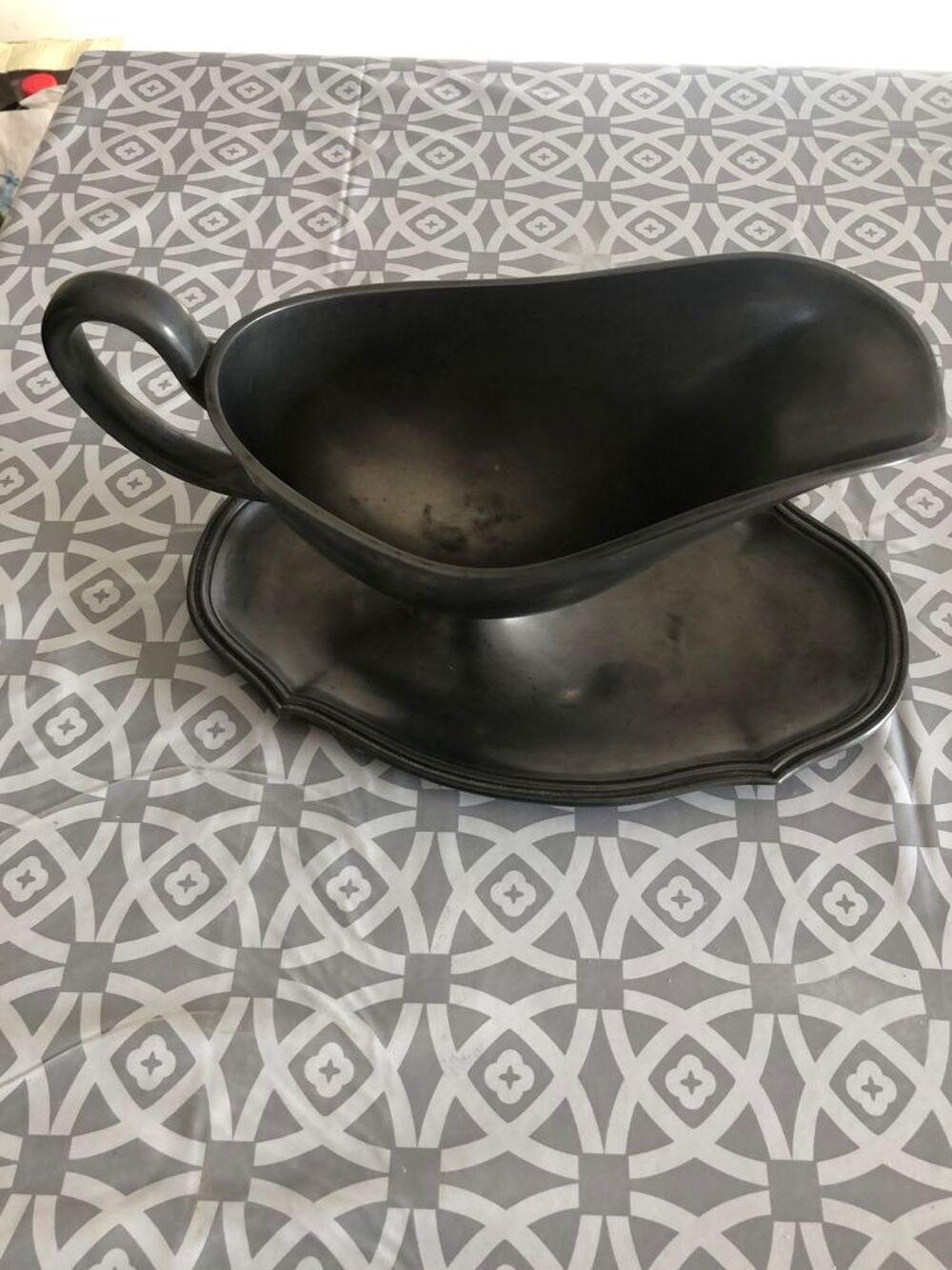 sauciere en &eacute;tain avec sa cuill&egrave;re 