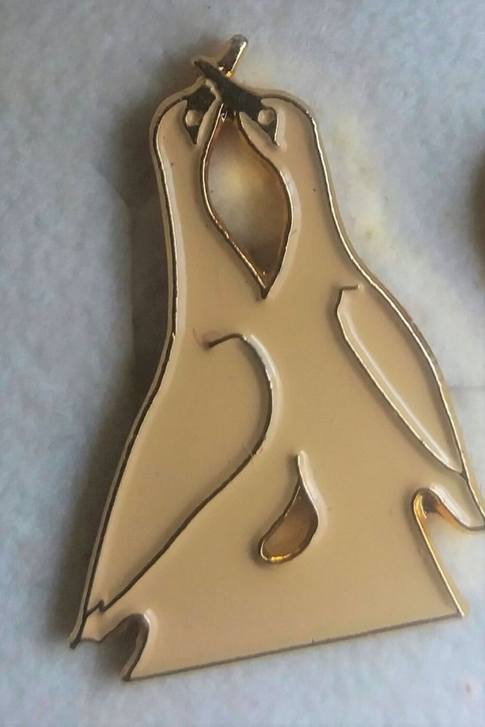 Mini broche &eacute;pinglette deux oies enlac&eacute;es &eacute;cru ancienne Bijoux et montres