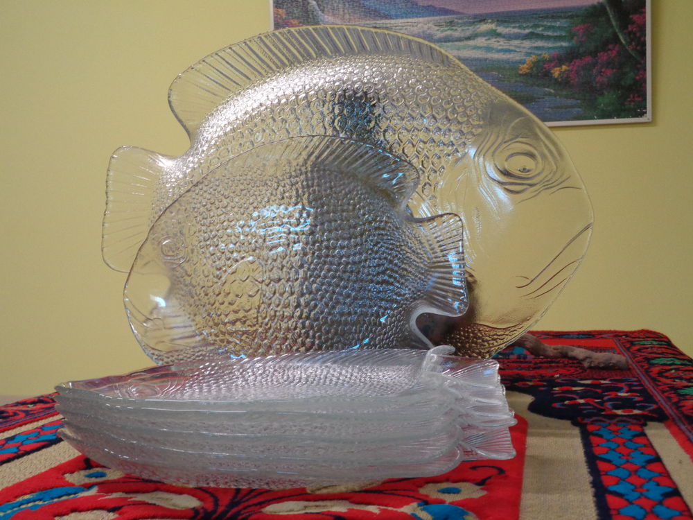 Service &agrave; Poisson avec son plat de pr&eacute;sentation . Cuisine