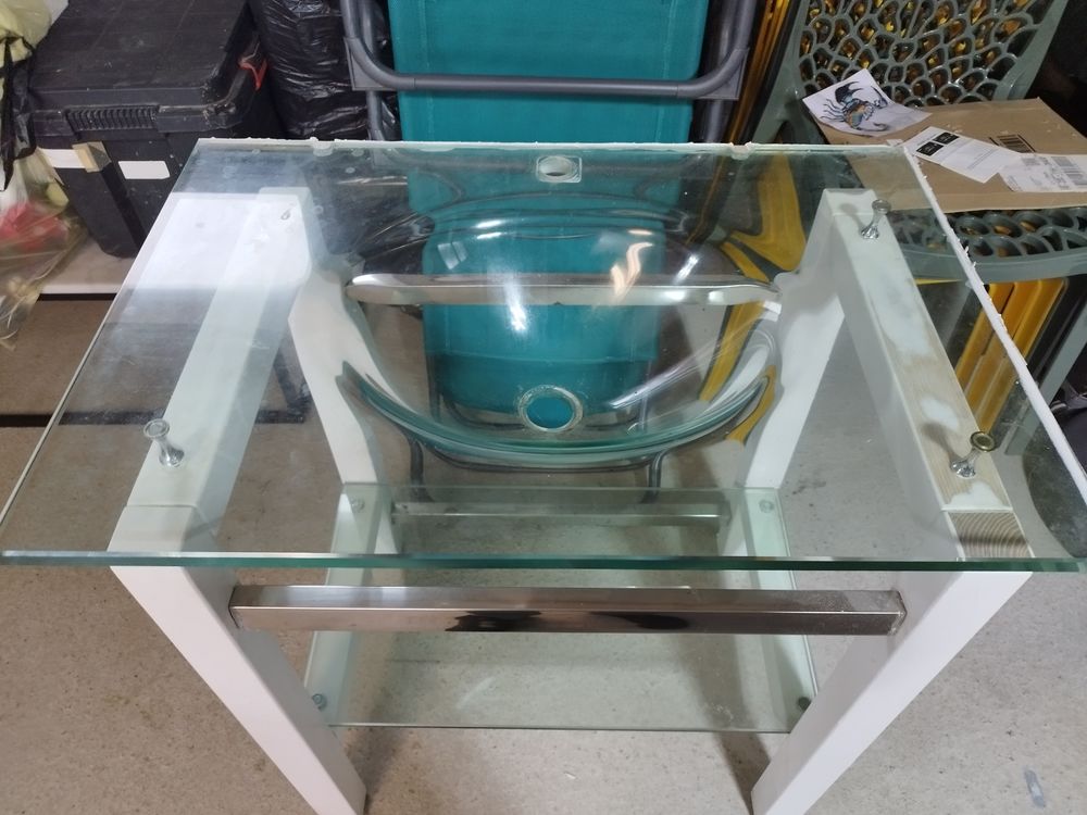 Lavabo en verre et son meuble support Meubles