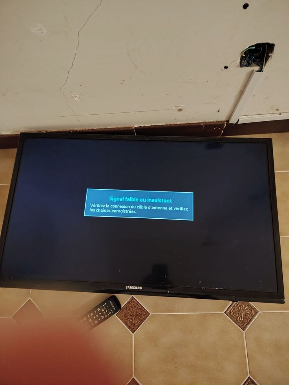TELEVISEUR SAMSUNG AVEC SA TELECOMMANDE NON CONNECTE Photos/Video/TV