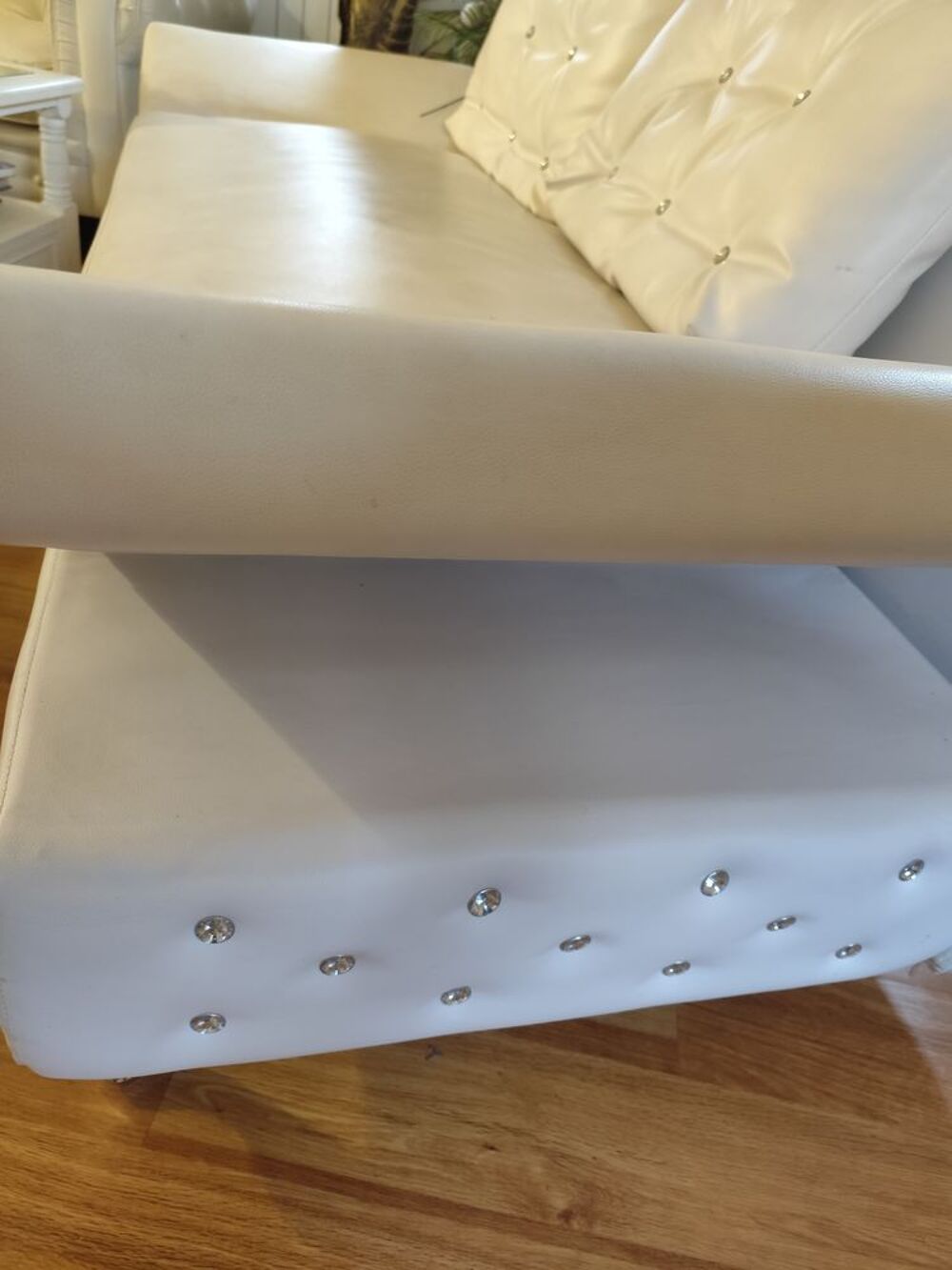 Joli canap&eacute; blanc, en bon &eacute;tat en cuir v&eacute;gan (simili cuir) Meubles