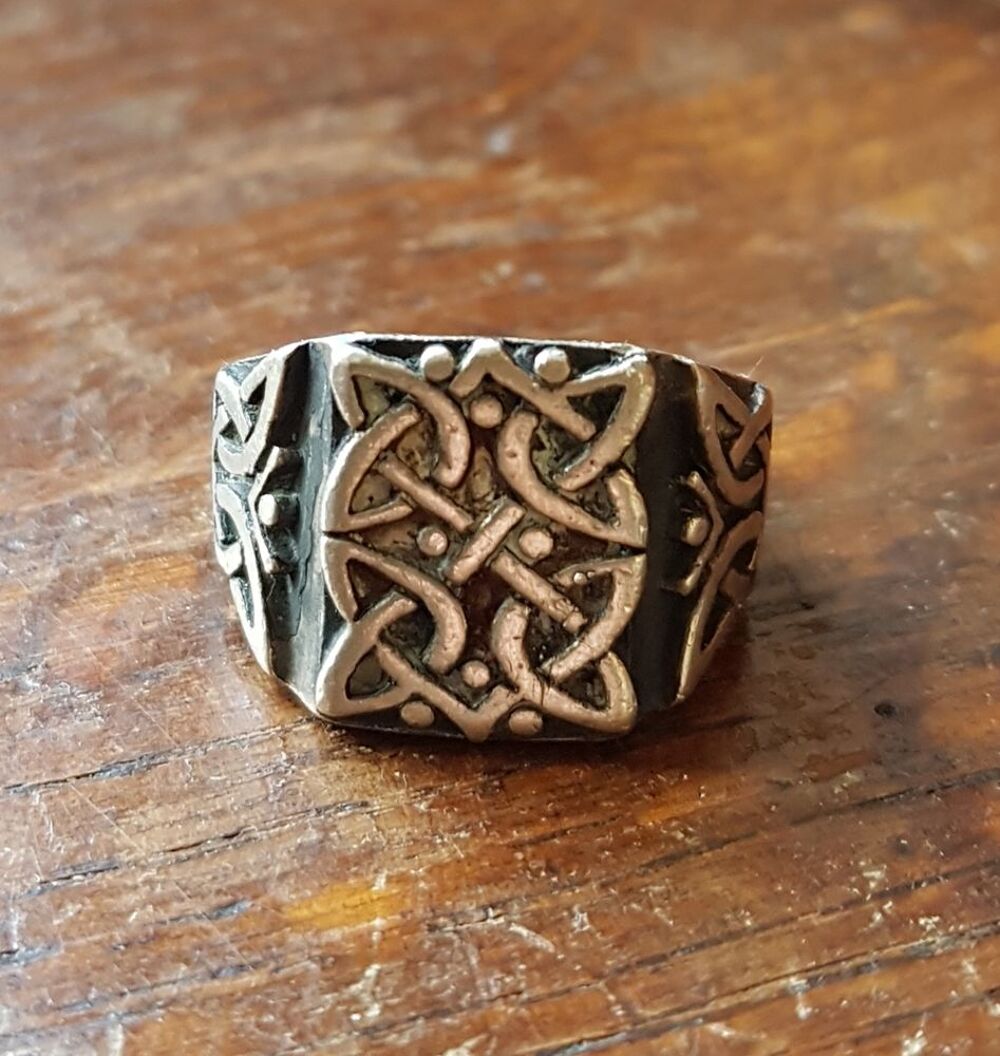 Superbe anneau de type celte en argent massif Bijoux et montres