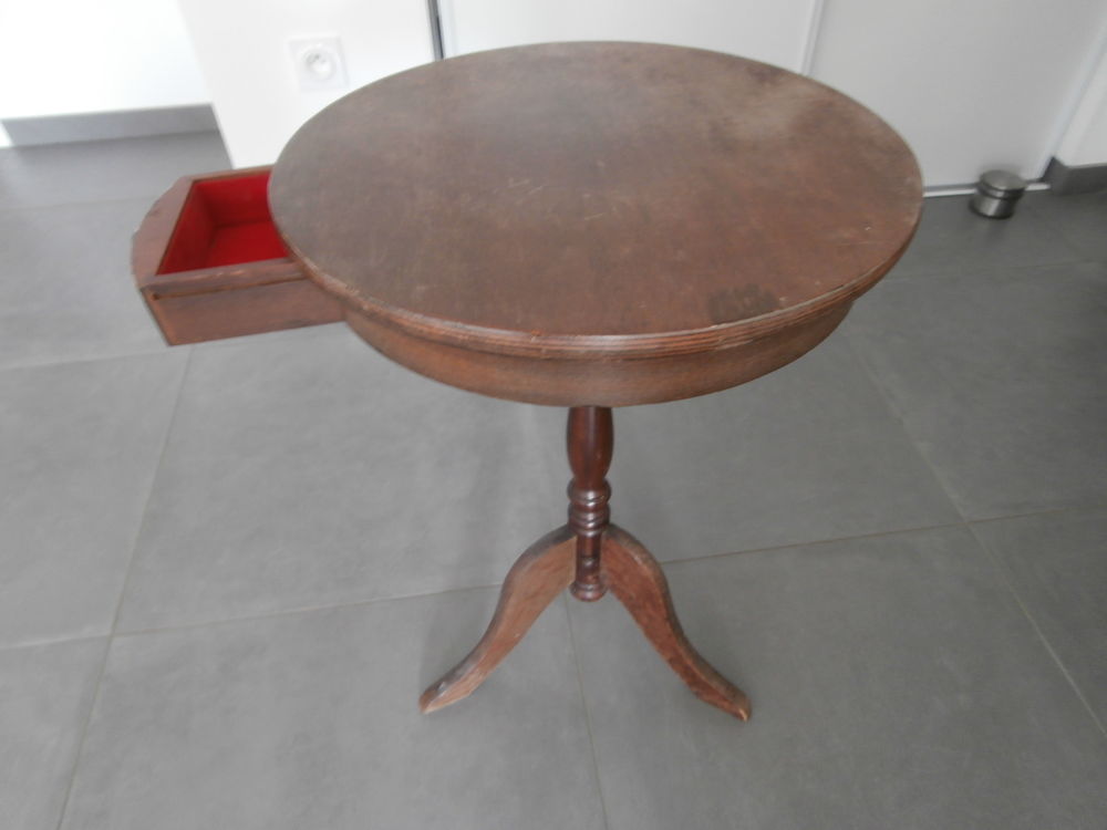 Gu&eacute;ridon avec petit tiroir , Diam&egrave;tre 45 cm Décoration