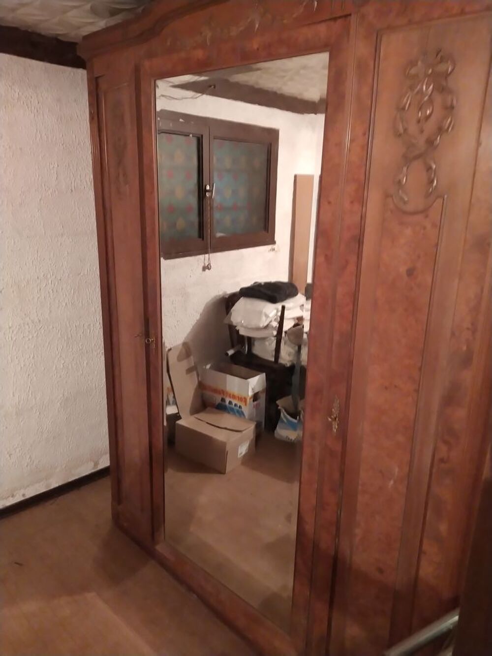 Chambre &agrave; coucher ancienne avec motifs cisel&eacute;s mains Meubles