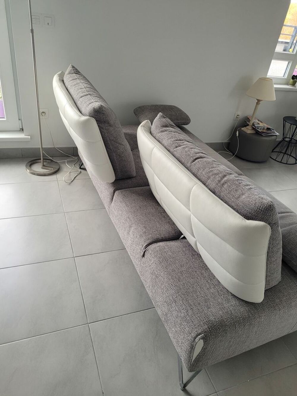 Canap&eacute; tissus gris/cuir blanc /1 couchage Meubles
