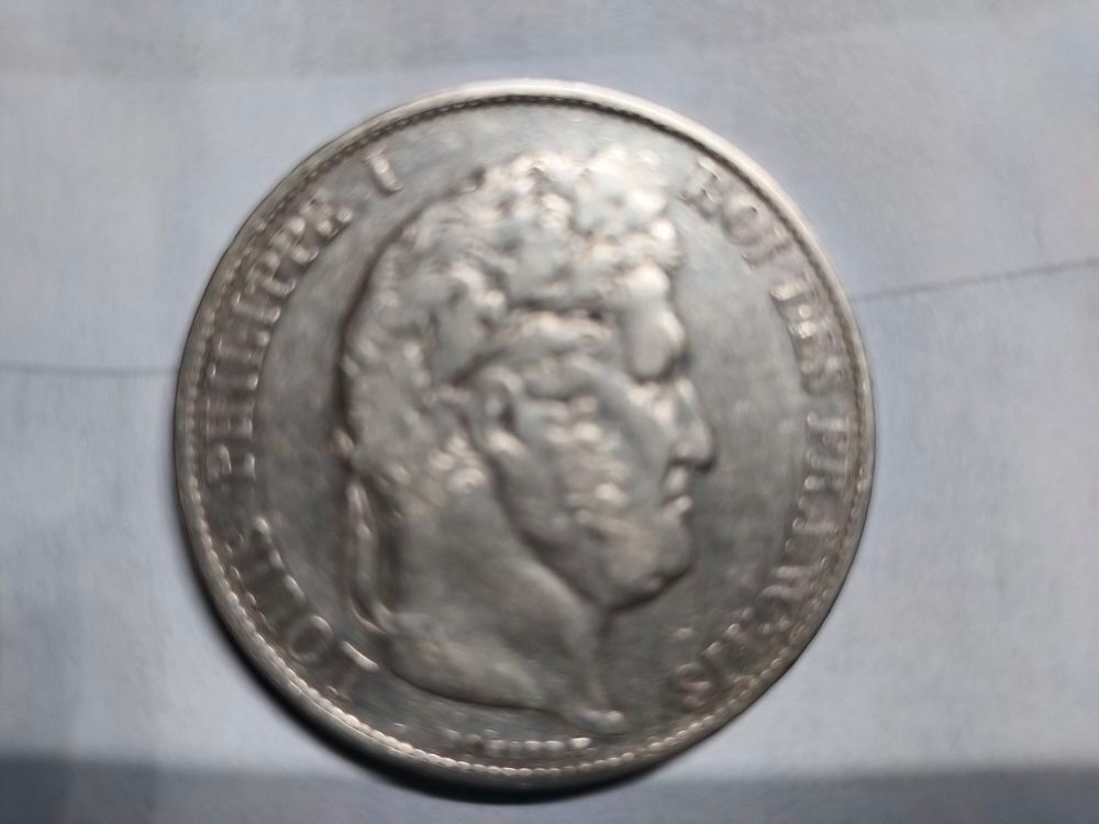 1 pi&egrave;ce de 5 francs fran&ccedil;aise en argent ann&eacute;e 1845 . 